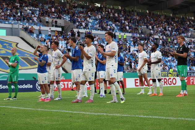 15.08.2025, xrekx, Fussball DFB Pokal 1.Runde, 1.FC Saarbruecken - 1.FC Magdeburg v.l. FC Magdeburg bedankt bedanken sich bei den Fans, the player thanks the fans for their support (DFL DFB REGULATIONS PROHIBIT ANY USE OF PHOTOGRAPHS as IMAGE SEQUENCES and or QUASI-VIDEO) Saarbruecken