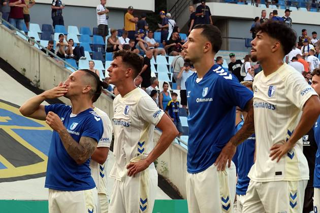 15.08.2025, xrekx, Fussball DFB Pokal 1.Runde, 1.FC Saarbruecken - 1.FC Magdeburg v.l. FC Magdeburg bedankt bedanken sich bei den Fans, the player thanks the fans for their support Baris Atik (1.FC Magdeburg) (DFL DFB REGULATIONS PROHIBIT ANY USE OF PHOTOGRAPHS as IMAGE SEQUENCES and or QUASI-VIDEO) Saarbruecken