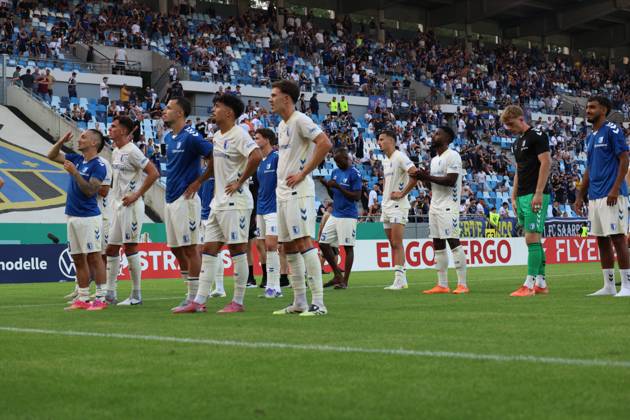 15.08.2025, xrekx, Fussball DFB Pokal 1.Runde, 1.FC Saarbruecken - 1.FC Magdeburg v.l. FC Magdeburg bedankt bedanken sich bei den Fans, the player thanks the fans for their support Baris Atik (1.FC Magdeburg) (DFL DFB REGULATIONS PROHIBIT ANY USE OF PHOTOGRAPHS as IMAGE SEQUENCES and or QUASI-VIDEO) Saarbruecken