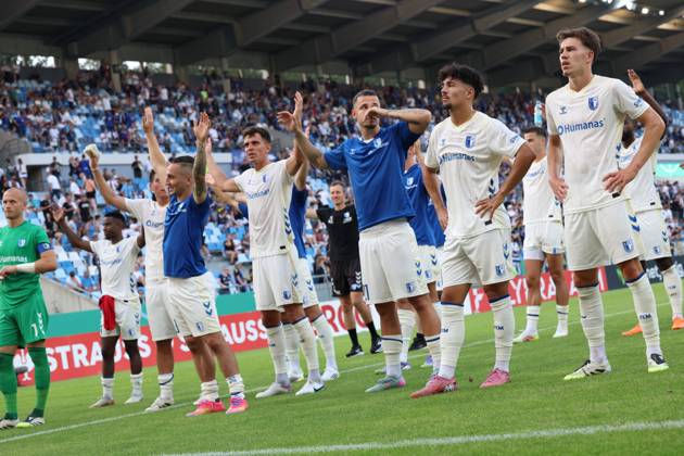 15.08.2025, xrekx, Fussball DFB Pokal 1.Runde, 1.FC Saarbruecken - 1.FC Magdeburg v.l. FC Magdeburg bedankt bedanken sich bei den Fans, the player thanks the fans for their support Baris Atik (1.FC Magdeburg) (DFL DFB REGULATIONS PROHIBIT ANY USE OF PHOTOGRAPHS as IMAGE SEQUENCES and or QUASI-VIDEO) Saarbruecken