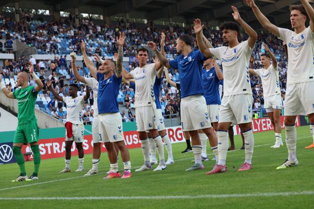 15.08.2025, xrekx, Fussball DFB Pokal 1.Runde, 1.FC Saarbruecken - 1.FC Magdeburg v.l. FC Magdeburg bedankt bedanken sich bei den Fans, the player thanks the fans for their support Baris Atik (1.FC Magdeburg) (DFL DFB REGULATIONS PROHIBIT ANY USE OF PHOTOGRAPHS as IMAGE SEQUENCES and or QUASI-VIDEO) Saarbruecken