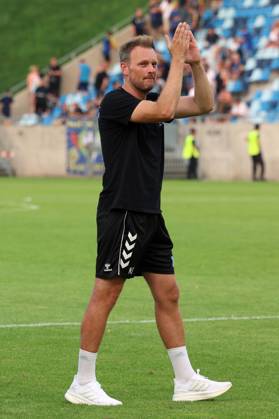 15.08.2025, xrekx, Fussball DFB Pokal 1.Runde, 1.FC Saarbruecken - 1.FC Magdeburg v.l. Markus Fiedler Trainer (1.FC Magdeburg) bedankt bedanken sich bei den Fans, the player thanks the fans for their support (DFL DFB REGULATIONS PROHIBIT ANY USE OF PHOTOGRAPHS as IMAGE SEQUENCES and or QUASI-VIDEO) Saarbruecken