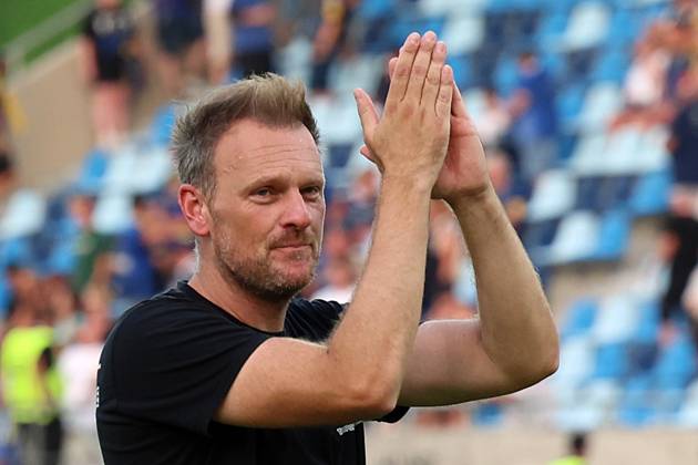 15.08.2025, xrekx, Fussball DFB Pokal 1.Runde, 1.FC Saarbruecken - 1.FC Magdeburg v.l. Markus Fiedler Trainer (1.FC Magdeburg) bedankt bedanken sich bei den Fans, the player thanks the fans for their support (DFL DFB REGULATIONS PROHIBIT ANY USE OF PHOTOGRAPHS as IMAGE SEQUENCES and or QUASI-VIDEO) Saarbruecken