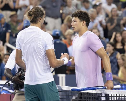 CINCINNATI, OH - AUGUST 15: Alexander Zverev (GER) shakes hands with Ben Shelton (USA) aftwr winning the quarter finals in the Cincinnati Open at the Lindner Family Tennis Center on August 15, 2025 in Mason, OH. (Photo by Shelley Lipton Icon Sportswire) TENNIS: AUG 15 Cincinnati Open EDITORIAL USE ONLY Icon2508151576