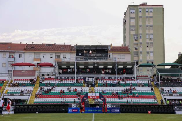 Portugal, Amadora, Lissabon 2025.08.16 xJFx 2.Spieltag Liga Portugal Estrela Amadora - S.L.Benfica v.l., Innenansicht Estadio Jose Gomes, Haupttribüne Copyright: JoaquimxFerreira