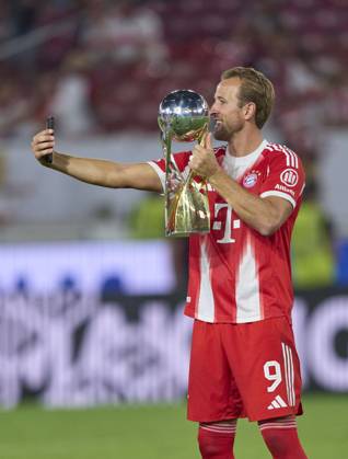 Harry Kane of FC Bayern München celebrate with trophy and makes a video call in the Franz-Beckenbauer-Supercup 2025 match VFB STUTTGART - FC BAYERN MÜNCHEN on Aug 16, 2025 in Stuttgart, Germany. Season 2025 2026, 1.Bundesliga, FCB, München