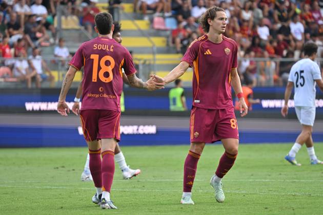 Matias Soule of AS Roma celebrates scoring his goal during the friendly match between AS Roma v Neom at Benito Stirpe stadium in Frosinone, Italy, Aug 16th,, 2025. Mattia Vian during Roma vs Neom, Friendly football match in Frosinone, Italy, August 16 2025 Copyright: xMattiaxVian IPAxSportx xipa-agency.netx xx IPA_62581126 IPA_Agency_IPA62581126