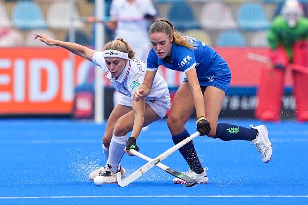 17.08.2025, xydrx, Frauen EuroHockey Championship 2025, Gruppe C, Frankreich - Schottland, Sparkassenpark Mönchengladbach: Marie-Alice Pelletier Rimbert (FRA 6) im Zweikampf gegen Ava Findlay (SCO 37) Nordrhein-Westfahlen Deutschland