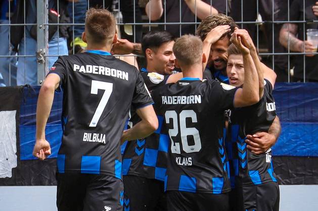 17.08.2025, xsscx, Fußball, DFB-Pokal 1. Runde, Viktoria Köln - SC Paderborn 07, Sportpark Höhenberg Saison 2025 2026: Torjubel der Paderborner Mannschaft nach dem Tor zum 0:1 durch Adriano Grimaldi (SC Paderborn 39) NRW Deutschland DFB regulations prohibit any use of photographs as image sequences and or quasi-video. Nordrhein-Westfalen Deutschland