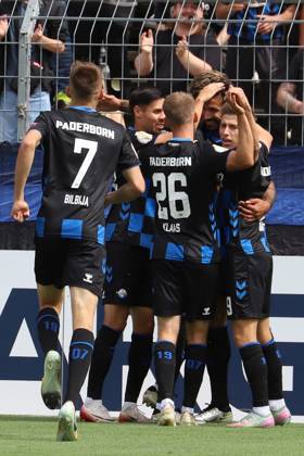 17.08.2025, xsscx, Fußball, DFB-Pokal 1. Runde, Viktoria Köln - SC Paderborn 07, Sportpark Höhenberg Saison 2025 2026: Torjubel der Paderborner Mannschaft nach dem Tor zum 0:1 durch Adriano Grimaldi (SC Paderborn 39) NRW Deutschland DFB regulations prohibit any use of photographs as image sequences and or quasi-video. Nordrhein-Westfalen Deutschland