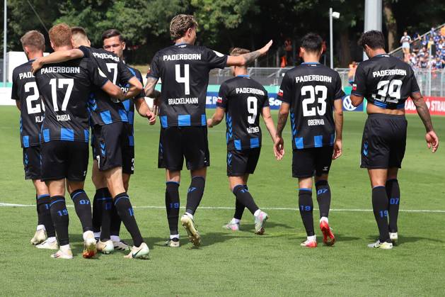 17.08.2025, xsscx, Fußball, DFB-Pokal 1. Runde, Viktoria Köln - SC Paderborn 07, Sportpark Höhenberg Saison 2025 2026: Torjubel der Paderborner Mannschaft nach dem Tor zum 0:3 durch Filip Bilbija (SC Paderborn 07) NRW Deutschland DFB regulations prohibit any use of photographs as image sequences and or quasi-video. Nordrhein-Westfalen Deutschland