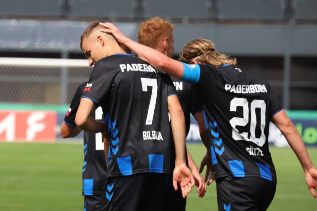 17.08.2025, xsscx, Fußball, DFB-Pokal 1. Runde, Viktoria Köln - SC Paderborn 07, Sportpark Höhenberg Saison 2025 2026: Torjubel der Paderborner Mannschaft nach dem Tor zum 0:3 durch Filip Bilbija (SC Paderborn 07) NRW Deutschland DFB regulations prohibit any use of photographs as image sequences and or quasi-video. Nordrhein-Westfalen Deutschland
