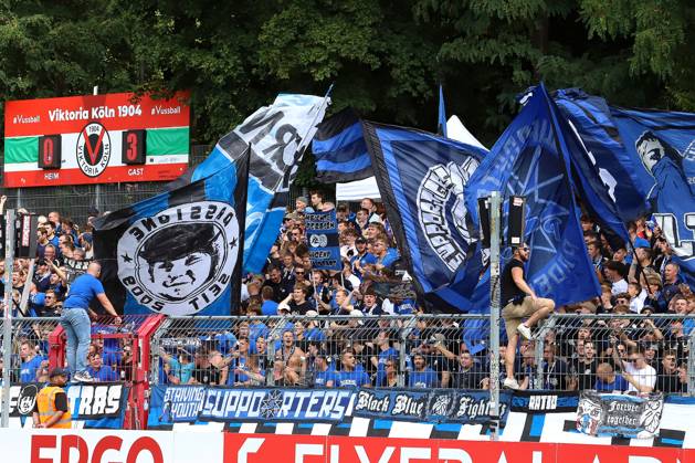 17.08.2025, xsscx, Fußball, DFB-Pokal 1. Runde, Viktoria Köln - SC Paderborn 07, Sportpark Höhenberg Saison 2025 2026: Die Fans des SC Paderborn nach dem Tor zum 0:3 NRW Deutschland DFB regulations prohibit any use of photographs as image sequences and or quasi-video. Nordrhein-Westfalen Deutschland