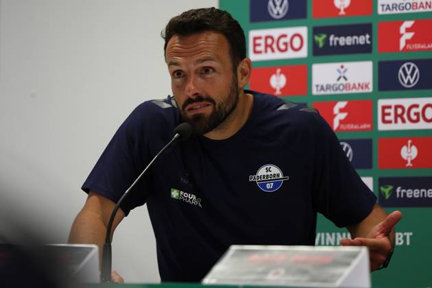 17.08.2025, xrekx, Fussball DFB Pokal 1.Runde, Viktoria Koeln - SC Paderborn 07 v.l. Ralf Kettemann Trainer (SC Paderborn 07) Pressekonferenz nach dem Spiel (DFL DFB REGULATIONS PROHIBIT ANY USE OF PHOTOGRAPHS as IMAGE SEQUENCES and or QUASI-VIDEO) Koeln