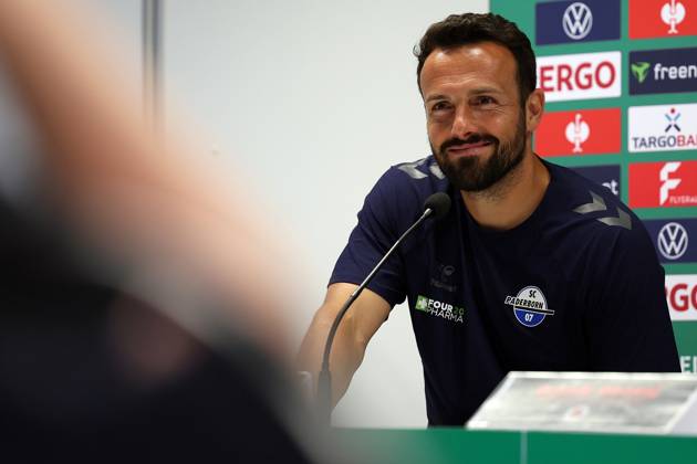 17.08.2025, xrekx, Fussball DFB Pokal 1.Runde, Viktoria Koeln - SC Paderborn 07 v.l. Ralf Kettemann Trainer (SC Paderborn 07) Pressekonferenz nach dem Spiel (DFL DFB REGULATIONS PROHIBIT ANY USE OF PHOTOGRAPHS as IMAGE SEQUENCES and or QUASI-VIDEO) Koeln
