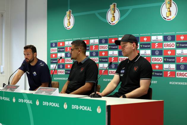 17.08.2025, xrekx, Fussball DFB Pokal 1.Runde, Viktoria Koeln - SC Paderborn 07 v.l. Ralf Kettemann Trainer (SC Paderborn 07) Pressekonferenz nach dem Spiel Marian Wilhelm Trainer (FC Viktoria Koeln) (DFL DFB REGULATIONS PROHIBIT ANY USE OF PHOTOGRAPHS as IMAGE SEQUENCES and or QUASI-VIDEO) Koeln