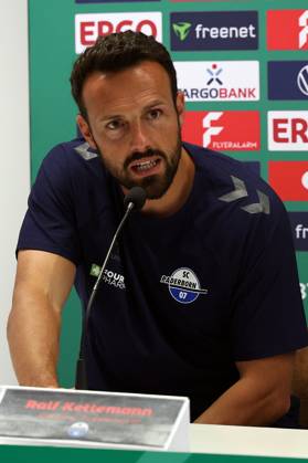 17.08.2025, xrekx, Fussball DFB Pokal 1.Runde, Viktoria Koeln - SC Paderborn 07 v.l. Ralf Kettemann Trainer (SC Paderborn 07) Pressekonferenz nach dem Spiel (DFL DFB REGULATIONS PROHIBIT ANY USE OF PHOTOGRAPHS as IMAGE SEQUENCES and or QUASI-VIDEO) Koeln
