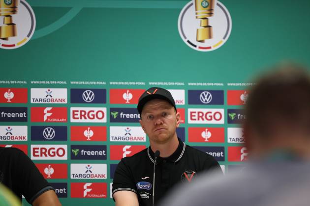 17.08.2025, xrekx, Fussball DFB Pokal 1.Runde, Viktoria Koeln - SC Paderborn 07 v.l. Marian Wilhelm Trainer (FC Viktoria Koeln) Pressekonferenz (DFL DFB REGULATIONS PROHIBIT ANY USE OF PHOTOGRAPHS as IMAGE SEQUENCES and or QUASI-VIDEO) Koeln