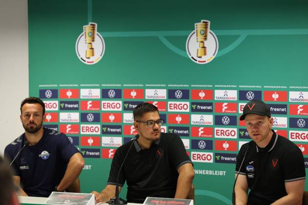 17.08.2025, xrekx, Fussball DFB Pokal 1.Runde, Viktoria Koeln - SC Paderborn 07 v.l. Ralf Kettemann Trainer (SC Paderborn 07) Pressekonferenz nach dem Spiel Marian Wilhelm Trainer (FC Viktoria Koeln) (DFL DFB REGULATIONS PROHIBIT ANY USE OF PHOTOGRAPHS as IMAGE SEQUENCES and or QUASI-VIDEO) Koeln