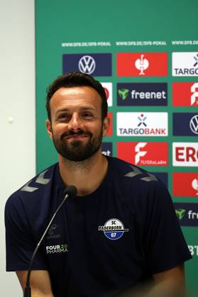 17.08.2025, xrekx, Fussball DFB Pokal 1.Runde, Viktoria Koeln - SC Paderborn 07 v.l. Ralf Kettemann Trainer (SC Paderborn 07) Pressekonferenz nach dem Spiel (DFL DFB REGULATIONS PROHIBIT ANY USE OF PHOTOGRAPHS as IMAGE SEQUENCES and or QUASI-VIDEO) Koeln