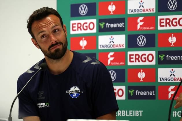 17.08.2025, xrekx, Fussball DFB Pokal 1.Runde, Viktoria Koeln - SC Paderborn 07 v.l. Ralf Kettemann Trainer (SC Paderborn 07) Pressekonferenz nach dem Spiel (DFL DFB REGULATIONS PROHIBIT ANY USE OF PHOTOGRAPHS as IMAGE SEQUENCES and or QUASI-VIDEO) Koeln
