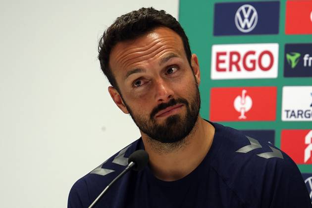 17.08.2025, xrekx, Fussball DFB Pokal 1.Runde, Viktoria Koeln - SC Paderborn 07 v.l. Ralf Kettemann Trainer (SC Paderborn 07) Pressekonferenz nach dem Spiel (DFL DFB REGULATIONS PROHIBIT ANY USE OF PHOTOGRAPHS as IMAGE SEQUENCES and or QUASI-VIDEO) Koeln