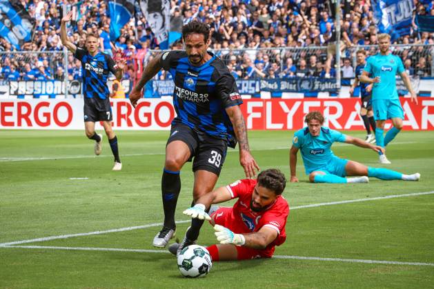 17.08.2025, xsscx, Fußball, DFB-Pokal 1. Runde, Viktoria Köln - SC Paderborn 07, Sportpark Höhenberg Saison 2025 2026: Adriano Grimaldi (SC Paderborn 39) im Zweikampf gegen Eduardo Dos Santos Haesler (Viktoria Köln 01) NRW Deutschland DFB regulations prohibit any use of photographs as image sequences and or quasi-video. Nordrhein-Westfalen Deutschland