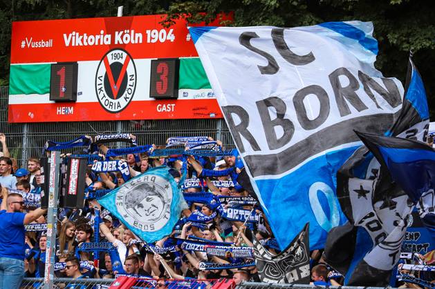 17.08.2025, xsscx, Fußball, DFB-Pokal 1. Runde, Viktoria Köln - SC Paderborn 07, Sportpark Höhenberg Saison 2025 2026: Die Pederborner Fans freuen sich nach dem Sieg und 1:3 Endstand NRW Deutschland DFB regulations prohibit any use of photographs as image sequences and or quasi-video. Nordrhein-Westfalen Deutschland
