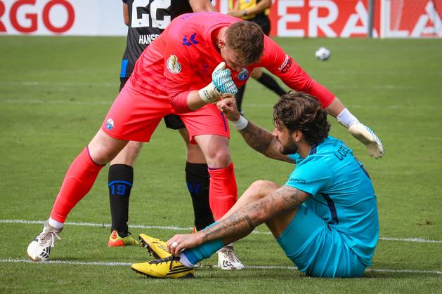 17.08.2025, xsscx, Fußball, DFB-Pokal 1. Runde, Viktoria Köln - SC Paderborn 07, Sportpark Höhenberg Saison 2025 2026: Markus Schubert (SC Paderborn 01) tröstet den enttäuschten Lex-Tyger Lobinger (Viktoria Köln 09) NRW Deutschland DFB regulations prohibit any use of photographs as image sequences and or quasi-video. Nordrhein-Westfalen Deutschland