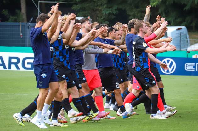 17.08.2025, xsscx, Fußball, DFB-Pokal 1. Runde, Viktoria Köln - SC Paderborn 07, Sportpark Höhenberg Saison 2025 2026: Die Mannschaft des SC Paderborn feiert nach dem Sieg NRW Deutschland DFB regulations prohibit any use of photographs as image sequences and or quasi-video. Nordrhein-Westfalen Deutschland