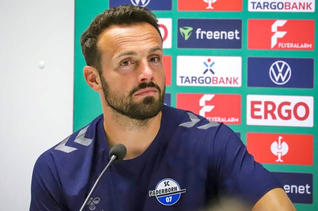 17.08.2025, xsscx, Fußball, DFB-Pokal 1. Runde, Viktoria Köln - SC Paderborn 07, Sportpark Höhenberg Saison 2025 2026: Ralf Kettemann (Cheftrainer SC Paderborn) NRW Deutschland DFB regulations prohibit any use of photographs as image sequences and or quasi-video. Nordrhein-Westfalen Deutschland