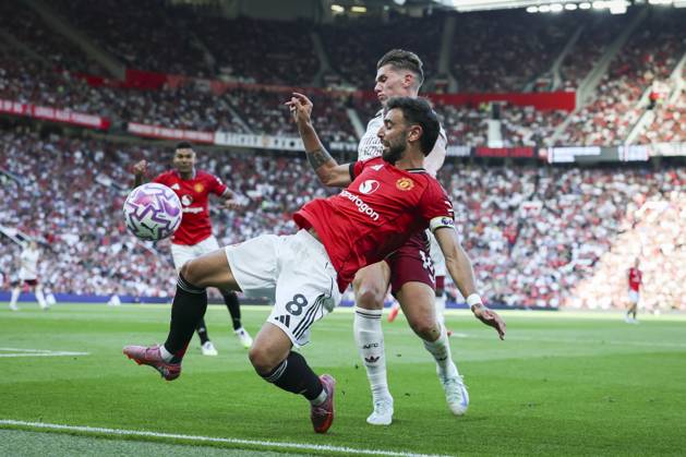 Manchester United, ManU FC v Arsenal FC, English Premier League Manchester United midfielder Bruno Fernandes (8) tackles Arsenal forward Viktor Gyokeres (14) during the Manchester United FC v Arsenal FC English Premier League match at Old Trafford, Manchester, England, United Kingdom on 17 August 2025 Credit: Phil Duncan Every Second Media Editorial use only. All images are copyright Every Second Media Limited. No images may be reproduced without prior permission. All rights reserved. Premier League and Football League images are subject to licensing agreements with Football DataCo Limited. see https: www.football-dataco.com Copyright: xIMAGO EveryxSecondxMediax ESM-1556-0038 PhilxDuncanx xEveryxSecondxMediax