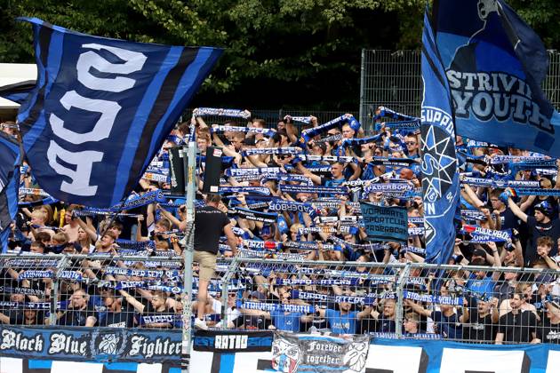 17.08.2025, xsscx, Fuflball, DFB-Pokal 1. Runde, Viktoria KËÜln - SC Paderborn 07, Sportpark HËÜhenberg Saison 2025 2026: Fans des SC Paderborn mit Fahnen und Flaggen feiern nach dem 1:3 NRW Deutschland DFB regulations prohibit any use of photographs as image sequences and or quasi-video. Nordrhein-Westfalen Deutschland