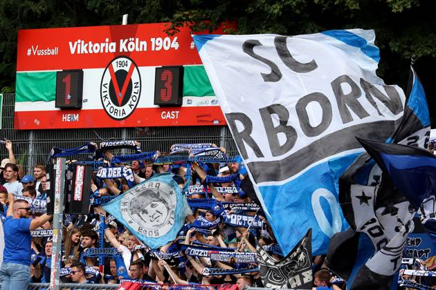 17.08.2025, xsscx, Fuflball, DFB-Pokal 1. Runde, Viktoria KËÜln - SC Paderborn 07, Sportpark HËÜhenberg Saison 2025 2026: Fans des SC Paderborn mit Fahnen und Flaggen feiern nach dem 1:3 NRW Deutschland DFB regulations prohibit any use of photographs as image sequences and or quasi-video. Nordrhein-Westfalen Deutschland