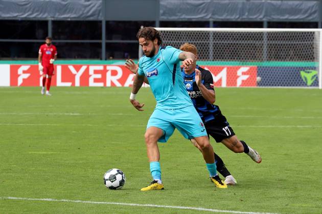 17.08.2025, xsscx, Fuflball, DFB-Pokal 1. Runde, Viktoria KËÜln - SC Paderborn 07, Sportpark HËÜhenberg Saison 2025 2026: Lex-Tyger Lobinger (Viktoria KËÜln 09) im Zweikampf gegen Laurin Curda (SC Paderborn 17) NRW Deutschland DFB regulations prohibit any use of photographs as image sequences and or quasi-video. Nordrhein-Westfalen Deutschland