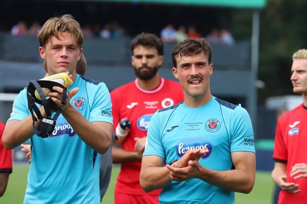 17.08.2025, xsscx, Fuflball, DFB-Pokal 1. Runde, Viktoria KËÜln - SC Paderborn 07, Sportpark HËÜhenberg Saison 2025 2026: Die Mannschaft von Viktoria KËÜln bedankt sich bei den Fans nach dem Spiel NRW Deutschland DFB regulations prohibit any use of photographs as image sequences and or quasi-video. Nordrhein-Westfalen Deutschland