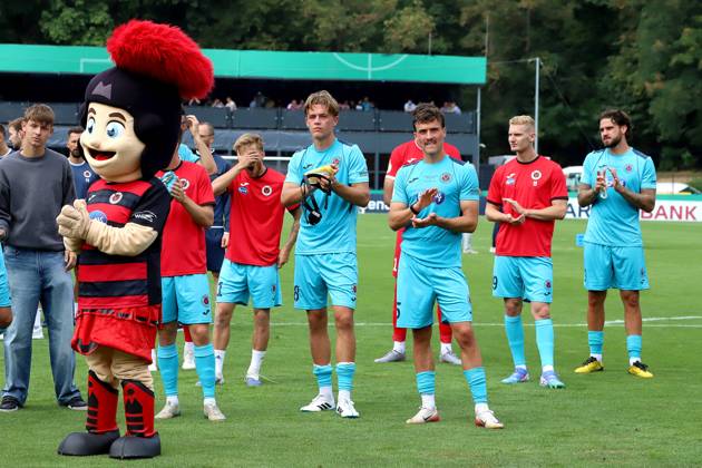 17.08.2025, xsscx, Fuflball, DFB-Pokal 1. Runde, Viktoria KËÜln - SC Paderborn 07, Sportpark HËÜhenberg Saison 2025 2026: Die Mannschaft von Viktoria KËÜln bedankt sich bei den Fans nach dem Spiel NRW Deutschland DFB regulations prohibit any use of photographs as image sequences and or quasi-video. Nordrhein-Westfalen Deutschland
