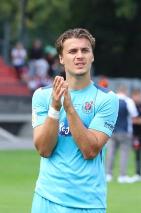 17.08.2025, xsscx, Fuflball, DFB-Pokal 1. Runde, Viktoria KËÜln - SC Paderborn 07, Sportpark HËÜhenberg Saison 2025 2026: Jonah Sticker (Viktoria KËÜln 33) NRW Deutschland DFB regulations prohibit any use of photographs as image sequences and or quasi-video. Nordrhein-Westfalen Deutschland