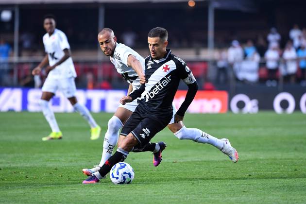Santos FC x Vasco da Gama SaO PAULO, SP - 17.08.2025: SANTOS FC X VASCO DA GAMA - Dimitri Payet of Vasco during the match between Santos FC x Vasco da Gama, valid for the twentieth round of the 2025 Brazilian Football Championship, this Sunday, (17) at Morumbis, SP. (Photo: Roberto Casimiro Fotoarena) x2789154x RobertoxCasimiro