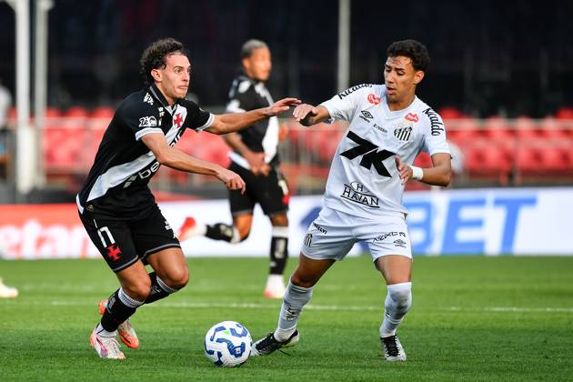Santos FC x Vasco da Gama SaO PAULO, SP - 17.08.2025: SANTOS FC X VASCO DA GAMA - Nuno Moreira of Vasco during the match between Santos FC x Vasco da Gama, valid for the twentieth round of the 2025 Brazilian Football Championship, this Sunday, (17) at Morumbis, SP. (Photo: Roberto Casimiro Fotoarena) x2789158x  RobertoxCasimiro