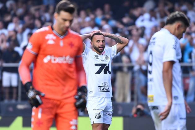 Santos FC x Vasco da Gama SaO PAULO, SP - 17.08.2025: SANTOS FC X VASCO DA GAMA - Guilherme do Santos regrets a missed chance during the match between Santos FC x Vasco da Gama, valid for the twentieth round of the 2025 Brazilian Football Championship, this Sunday, (17) at Morumbis, SP. (Photo: Roberto Casimiro Fotoarena) x2789161x  RobertoxCasimiro