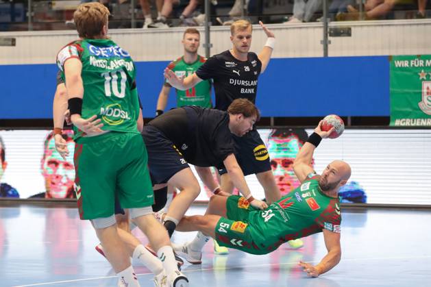 17.08.2025, xgox, Handball - Wartburg Cup SC Magdeburg - Skanderborg Handbold emspor, v.l. Morten Kaalund (Skanderborg, 28), Oscar Bergendahl (Magdeburg, 54) Zweikampf, Duell, Kampf, tackle Eisenach