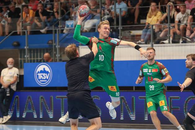 17.08.2025, xgox, Handball - Wartburg Cup SC Magdeburg - Skanderborg Handbold emspor, v.l. Magnus Haubro (Skanderborg, 10) Zweikampf, Duell, Kampf, tackle Eisenach