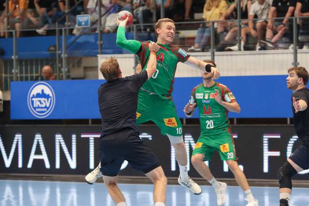 17.08.2025, xgox, Handball - Wartburg Cup SC Magdeburg - Skanderborg Handbold emspor, v.l. Magnus Haubro (Skanderborg, 10) Zweikampf, Duell, Kampf, tackle Eisenach
