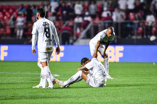 Santos FC x Vasco da Gama SaO PAULO, SP - 17.08.2025: SANTOS FC X VASCO DA GAMA - Santos& 39; Neymar laments the defeat and leaves the field crying after the match between Santos FC x Vasco da Gama, valid for the twentieth round of the 2025 Brazilian Football Championship, this Sunday, (17) at Morumbis, SP. (Photo: Roberto Casimiro Fotoarena) x2789170x  RobertoxCasimiro