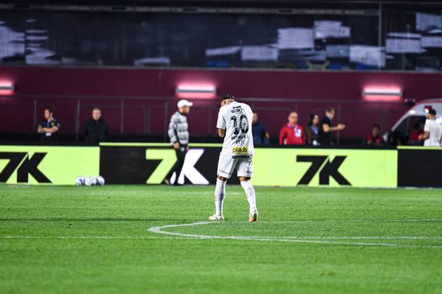 Santos FC x Vasco da Gama SaO PAULO, SP - 17.08.2025: SANTOS FC X VASCO DA GAMA - Santos& 39; Neymar laments the defeat and leaves the field crying after the match between Santos FC x Vasco da Gama, valid for the twentieth round of the 2025 Brazilian Football Championship, this Sunday, (17) at Morumbis, SP. (Photo: Roberto Casimiro Fotoarena) x2789171x  RobertoxCasimiro