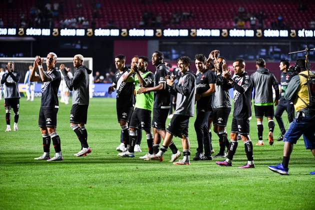 Santos FC x Vasco da Gama SaO PAULO, SP - 17.08.2025: SANTOS FC X VASCO DA GAMA - Vasco players celebrate victory during the match between Santos FC x Vasco da Gama, valid for the twentieth round of the 2025 Brazilian Football Championship, this Sunday, (17) at Morumbis, SP. (Photo: Roberto Casimiro Fotoarena) x2789172x  RobertoxCasimiro