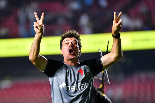 Santos FC x Vasco da Gama SaO PAULO, SP - 17.08.2025: SANTOS FC X VASCO DA GAMA - Fernando Diniz, Vasco& 39;s coach, celebrates the victory in the match between Santos FC x Vasco da Gama, valid for the twentieth round of the 2025 Brazilian Football Championship, this Sunday, (17) at Morumbis, SP. (Photo: Roberto Casimiro Fotoarena) x2789173x  RobertoxCasimiro
