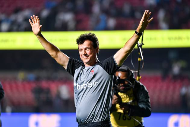 Santos FC x Vasco da Gama SaO PAULO, SP - 17.08.2025: SANTOS FC X VASCO DA GAMA - Fernando Diniz, Vasco& 39;s coach, celebrates the victory in the match between Santos FC x Vasco da Gama, valid for the twentieth round of the 2025 Brazilian Football Championship, this Sunday, (17) at Morumbis, SP. (Photo: Roberto Casimiro Fotoarena) x2789174x  RobertoxCasimiro