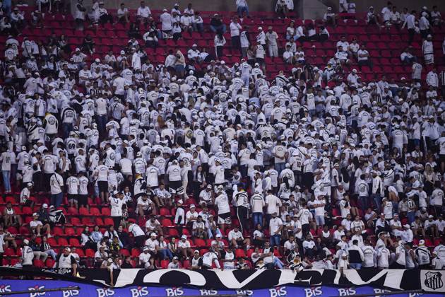 Santos FC x Vasco da Gama SaO PAULO, SP - 17.08.2025: SANTOS FC X VASCO DA GAMA - Santos fans turn their backs on the field to protest against the defeat in the match between Santos FC x Vasco da Gama, valid for the twentieth round of the 2025 Brazilian Football Championship, this Sunday, (17) at Morumbis, SP. (Photo: Roberto Casimiro Fotoarena) x2789176x  RobertoxCasimiro